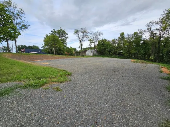 W Stuart Dr, Galax, VA 24333