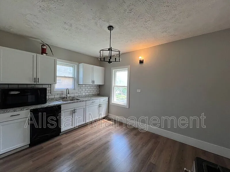 3 bed, 1.0 bath, 1200 sqft, $1,195 — Photo 3