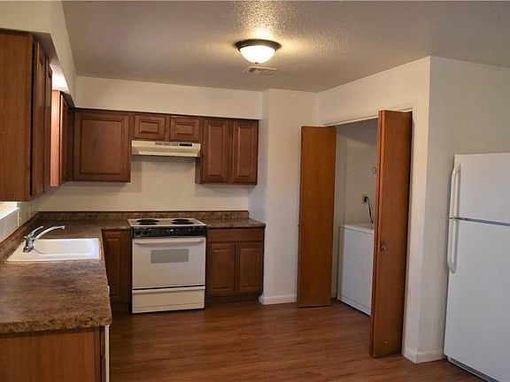 4th image of 321 S Skilern St