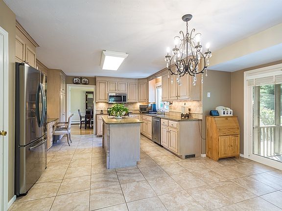 5th image of 157 Rolling Meadow Dr