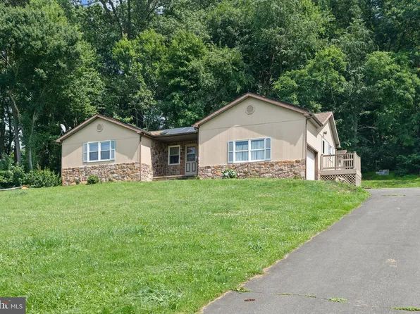 19 Pine Hill Rd, Landisburg, PA 17040