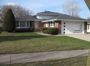 1940 W Spring Ridge Dr, Arlington Heights, IL 60004