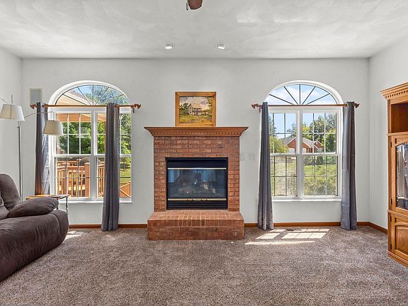 3rd image of 906 Meadow Brook Dr