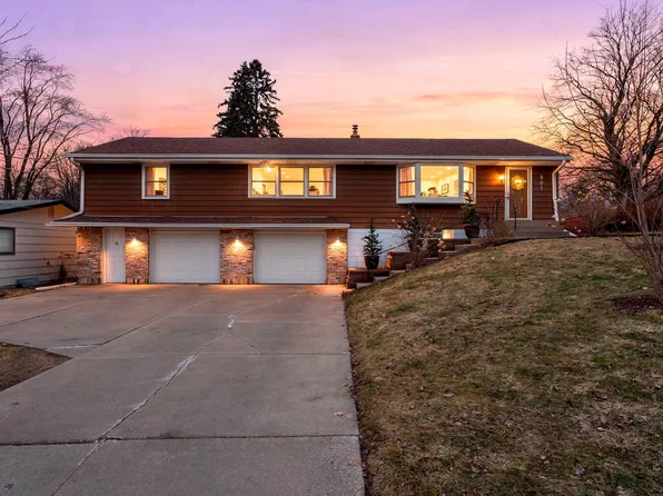 807 Rose Pl, Roseville, MN 55113