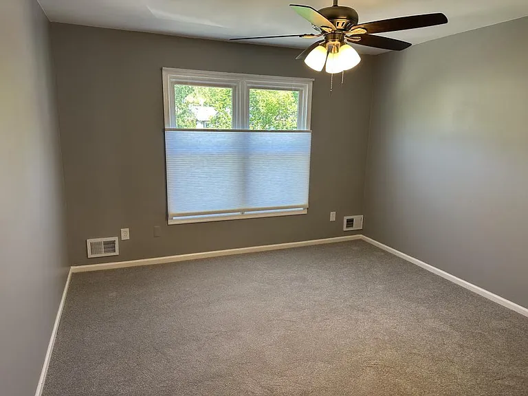 8 Colonial Ct — Photo 2