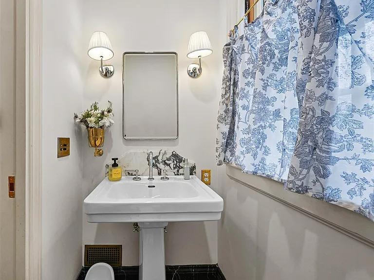 11 Maple Ave — Photo 8
