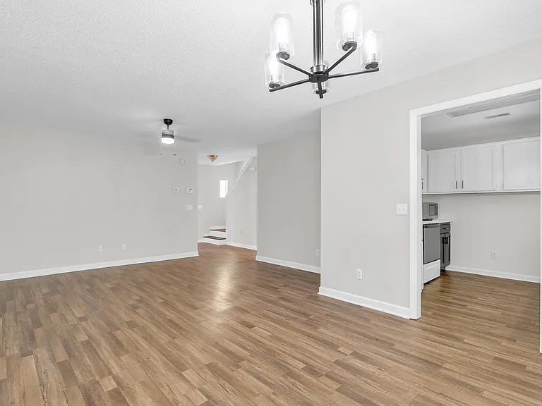 1115 Lenny Ln — Photo 3