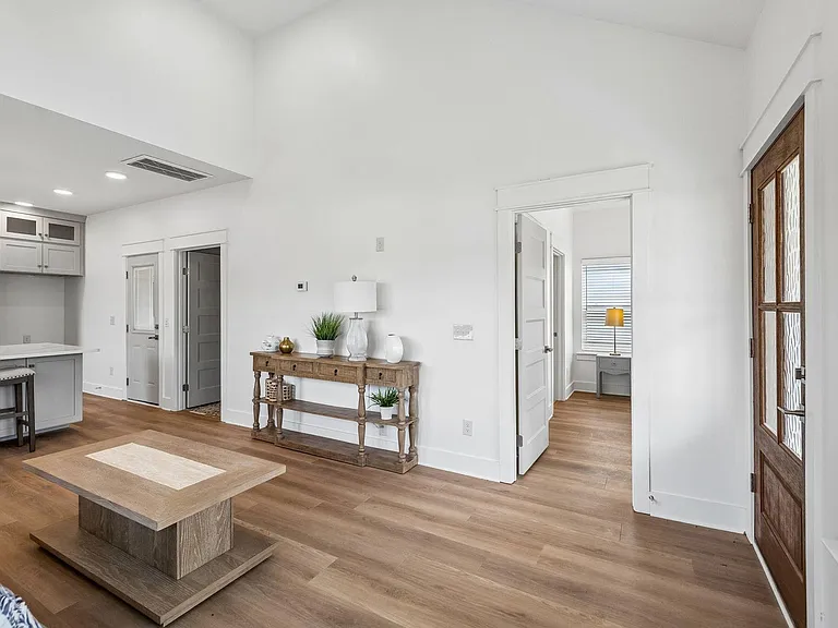106 N Moss Ave #A — Photo 3