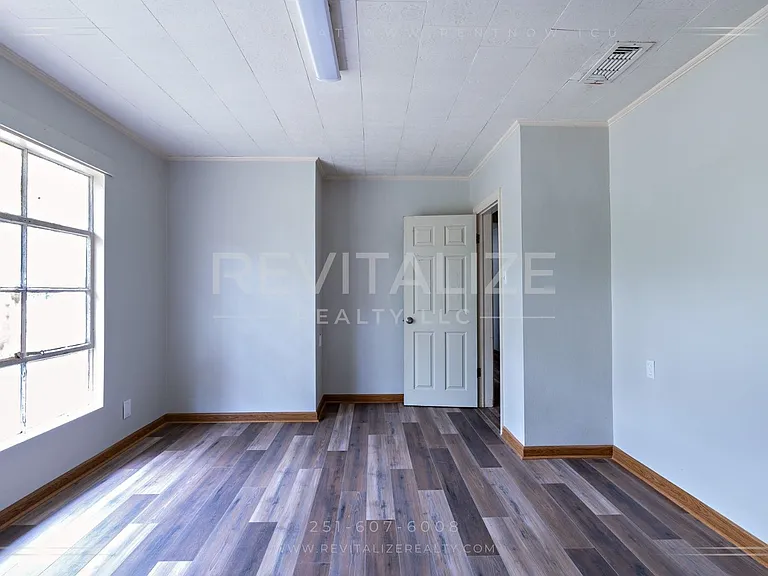3230 Greenleaf Ct — Photo 9