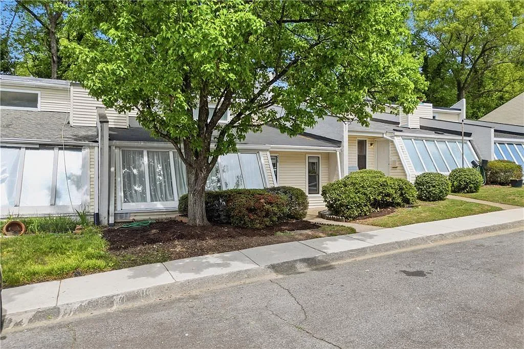 3 bed, 2.0 bath, 1490 sqft, $2,000 — Photo 1
