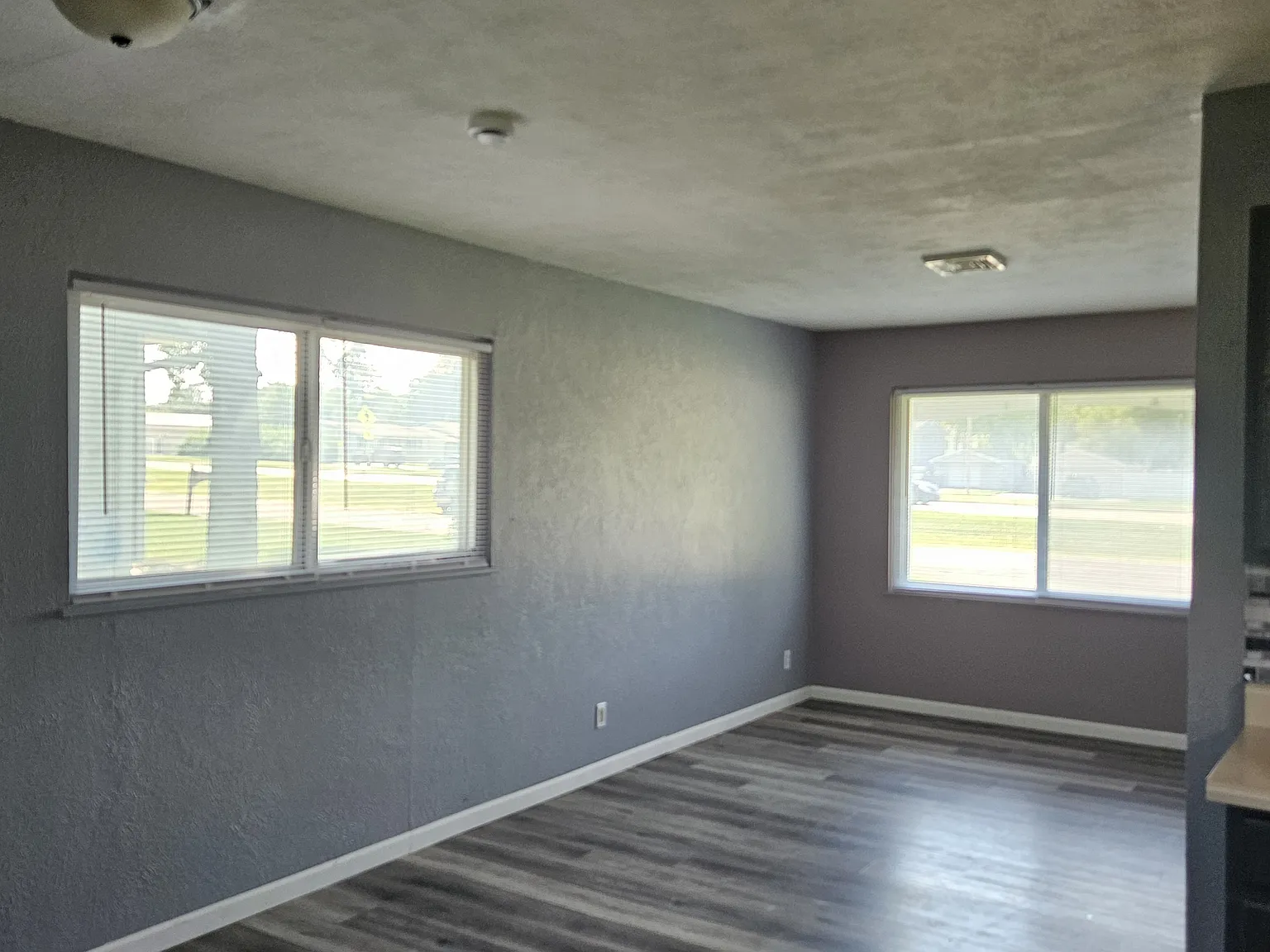 3 bed, 875 sqft, $1,200 — Photo 2