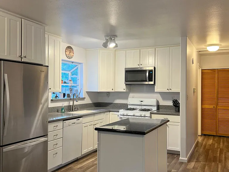 2576 Elwood Ave — Photo 4