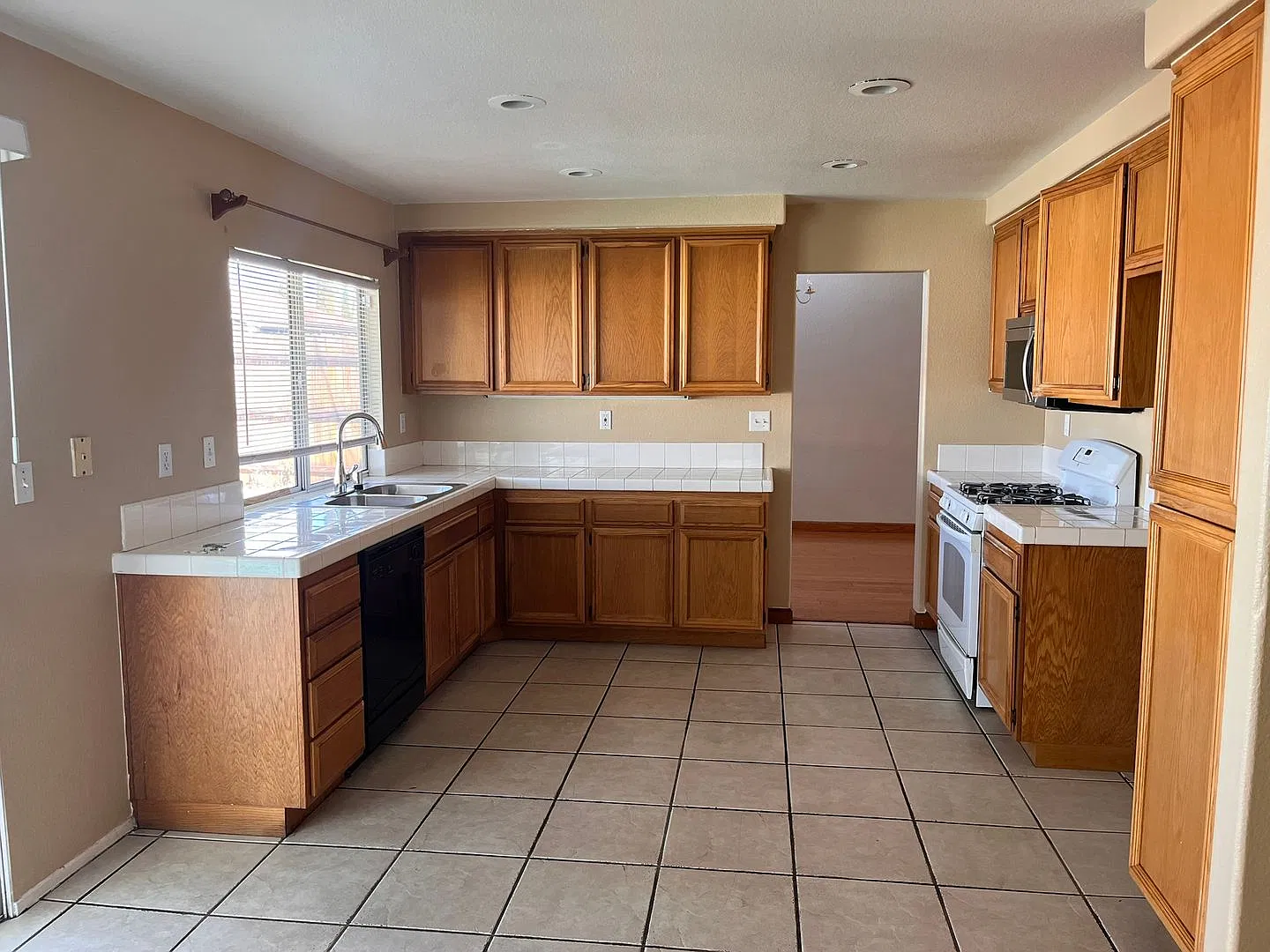 3bd/2.5ba POOL Home - Forest Oaks Way! — Photo 3