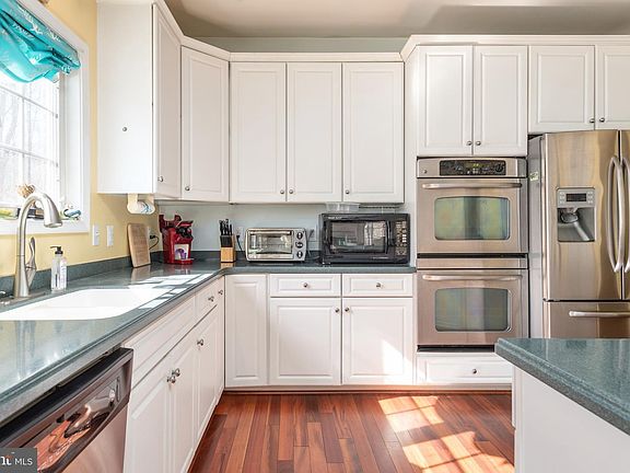 5th image of 39 Meadowbrook Ln