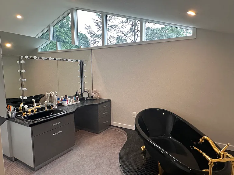 Primary bath area