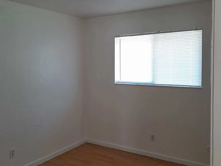 112 E Laurel Ave — Photo 8