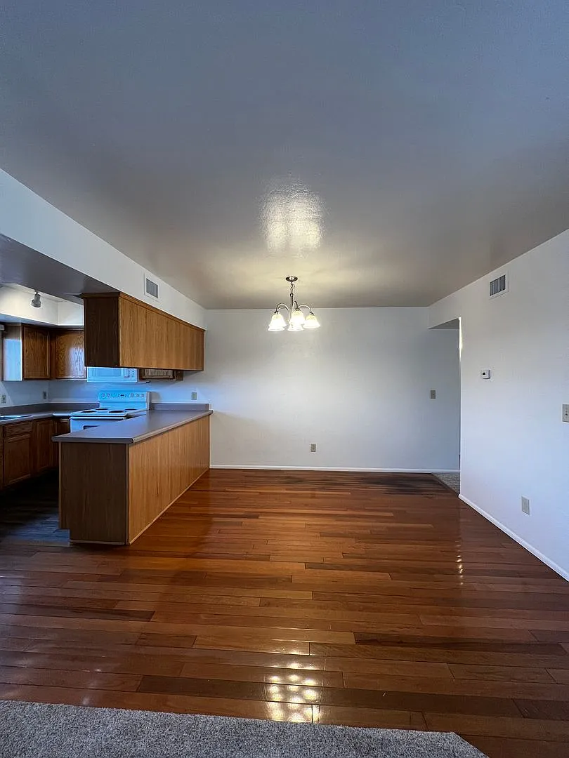 Upstairs Three Bedroom Condo ~ N. Prescott — Photo 4
