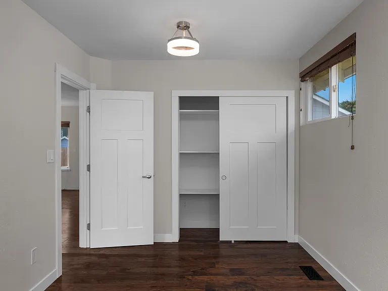 1027 Marion St NE — Photo 8