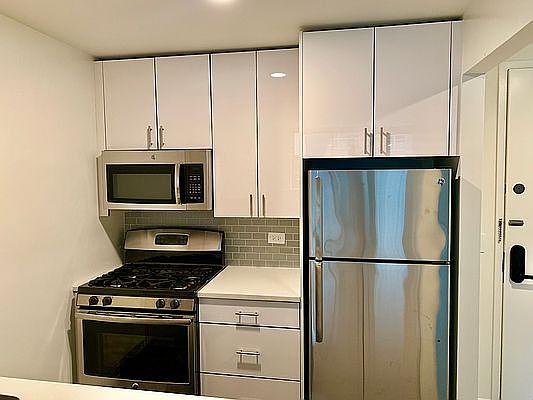 4th image of 520 W 43rd St #6EE