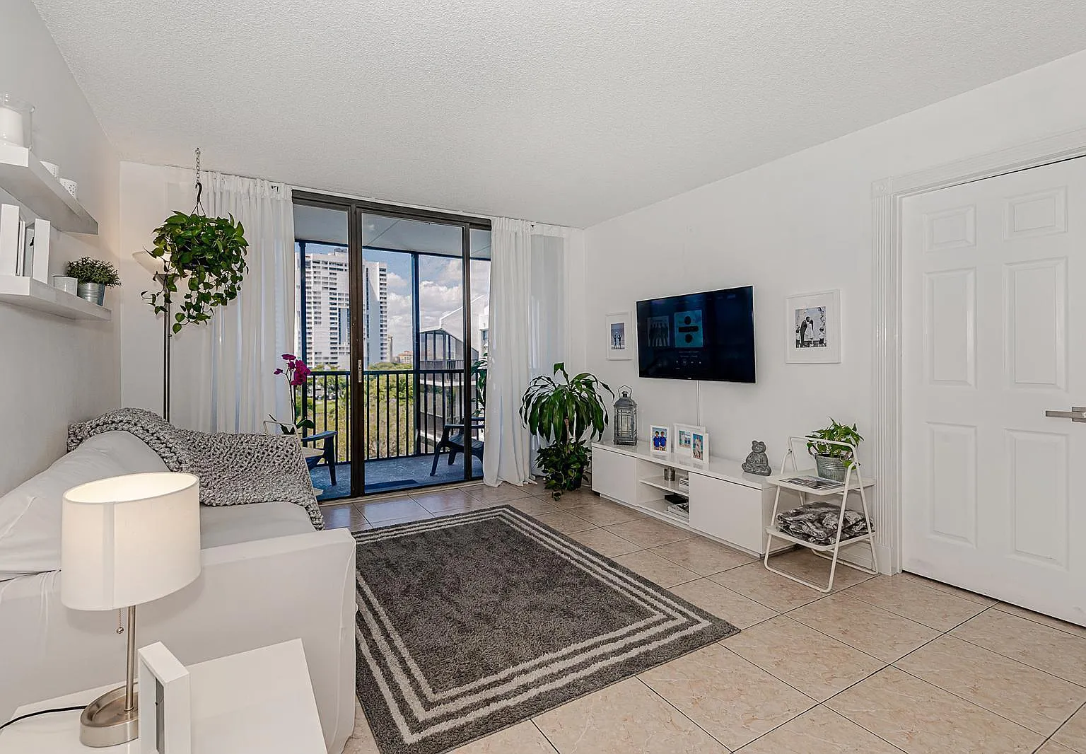 2 bed, 2.0 bath, 994 sqft, $2,200 — Photo 2