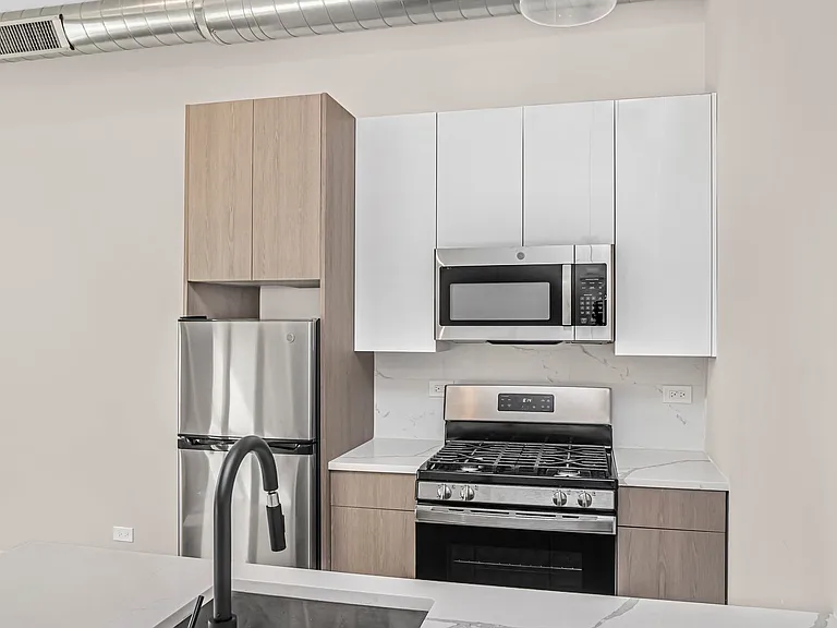 4533 N Clark St — Photo 9