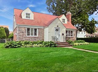43 Scott St, New Hyde Park, NY 11040