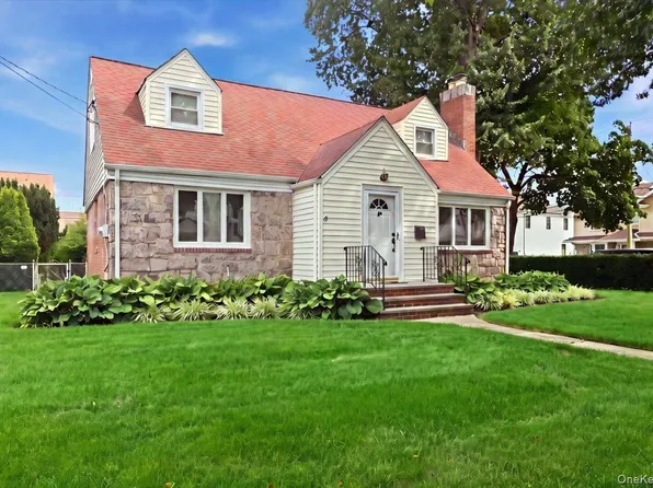 43 Scott Street, New Hyde Park, NY 11040