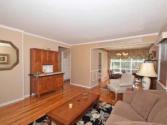 4th image of 951 Lorraine Dr
