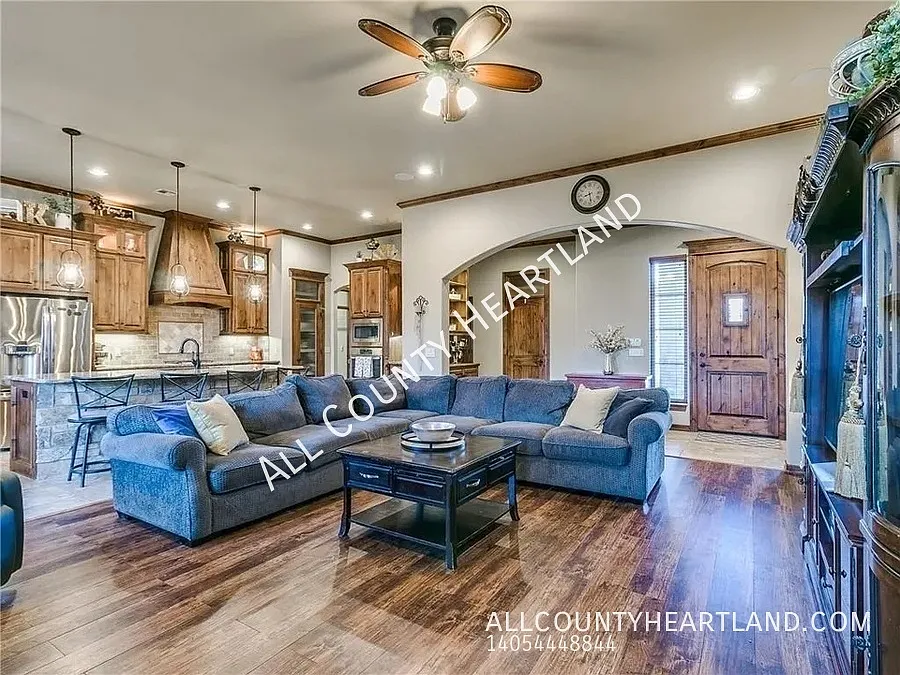 Spacious 4-Bedroom Home with Office in Yukon! — Photo 2