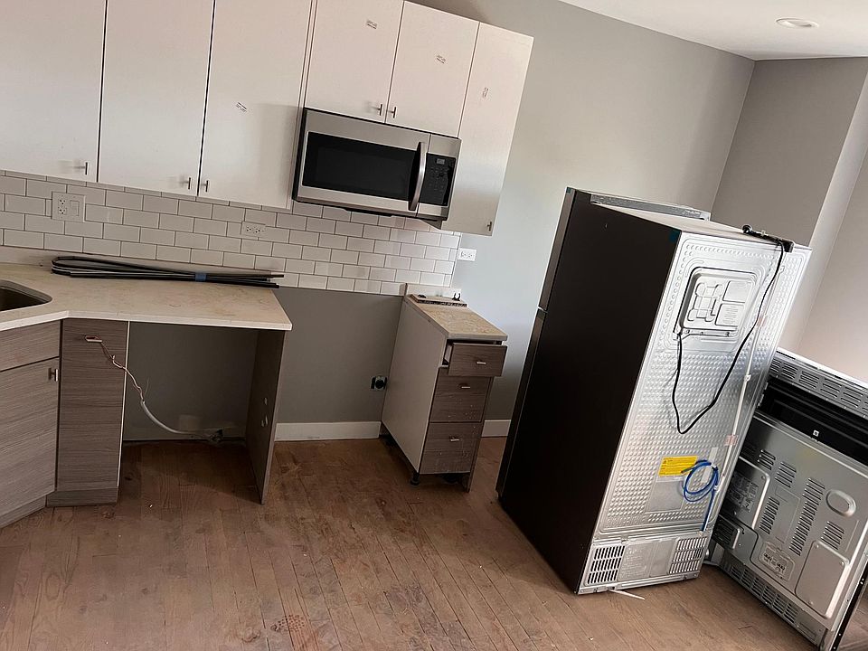 1st image of 4404 S Drexel Blvd #203