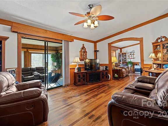 3rd image of 367 Wooded Bluff Ln