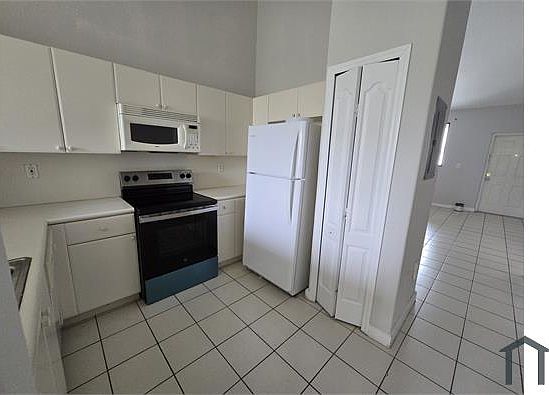5th image of 2903 SE 17th Ave Unit 208