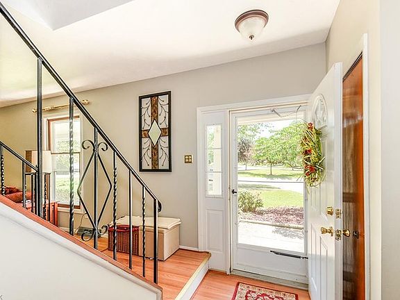 5th image of 337 Balmoral Dr