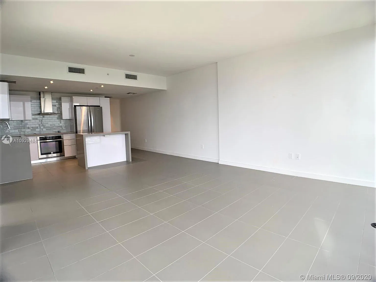 2 bed, 1010 sqft, $3,900 — Photo 3