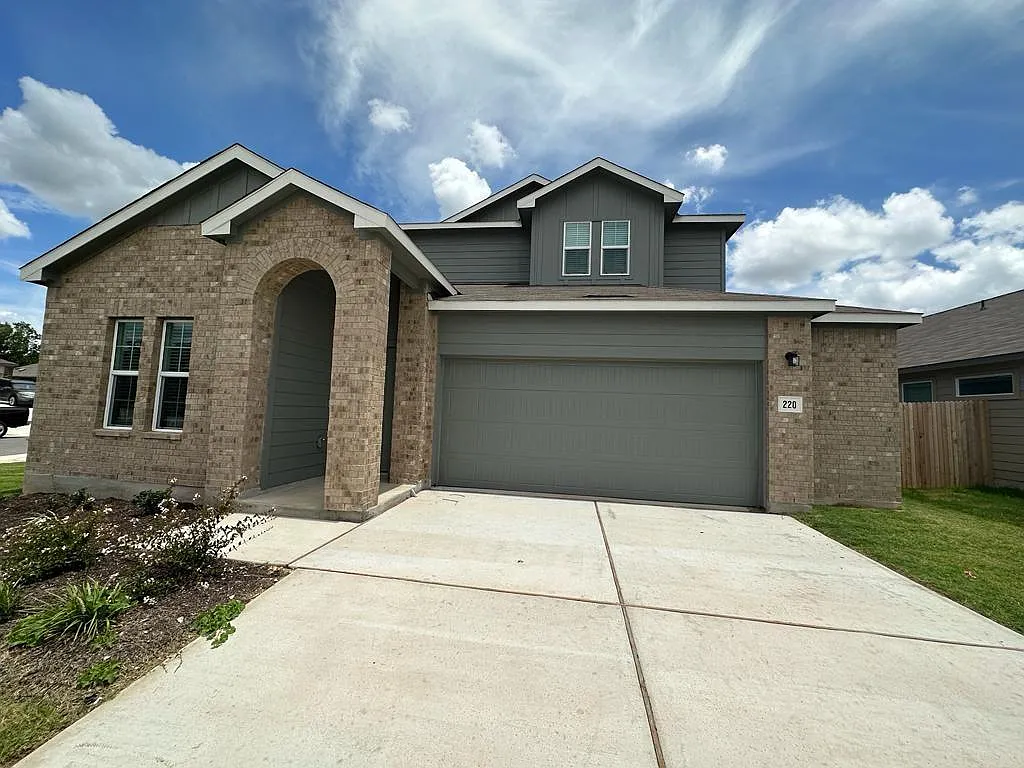 4 bed, 2500 sqft, $2,499 — Photo 1