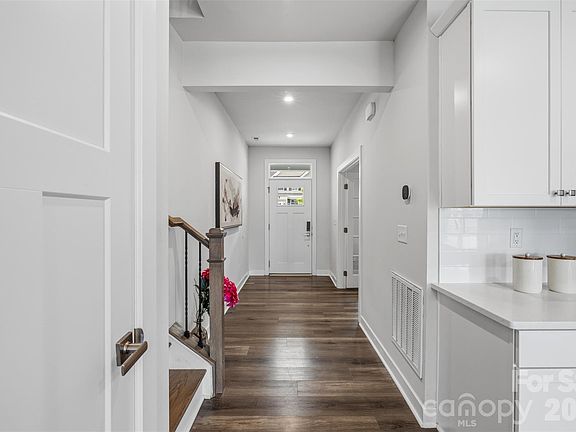 5th image of 703 Dogwood Creek Ln