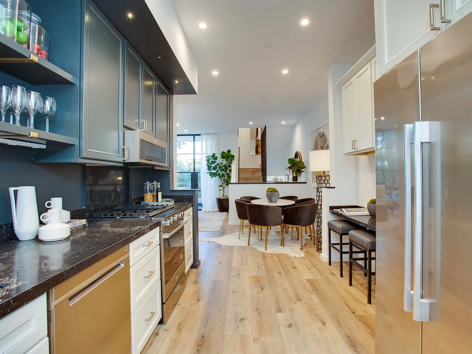 4 bed, 2500 sqft, $6,995 — Photo 4