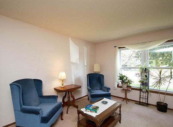 3rd image of 615 Centerfield Dr