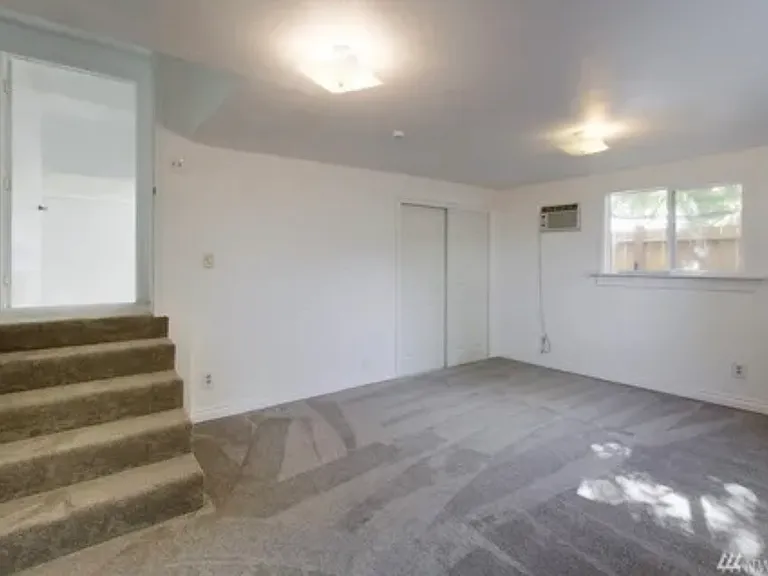 520 SE Date Ave — Photo 2
