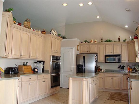 4th image of 3925 N Field Dr