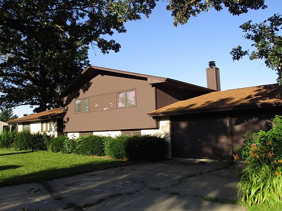 2nd image of 205 Oak Park Cir