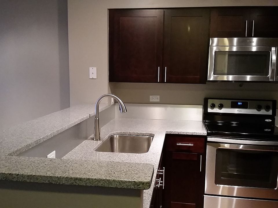 Open kitchen and breakfast bar