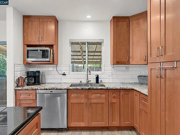 1331 Pear Dr — Photo 5
