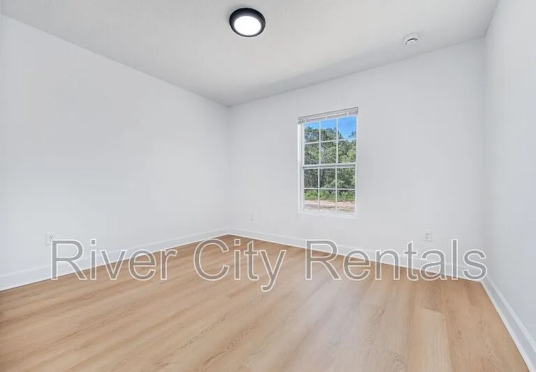 1030 SE 52nd St — Photo 9
