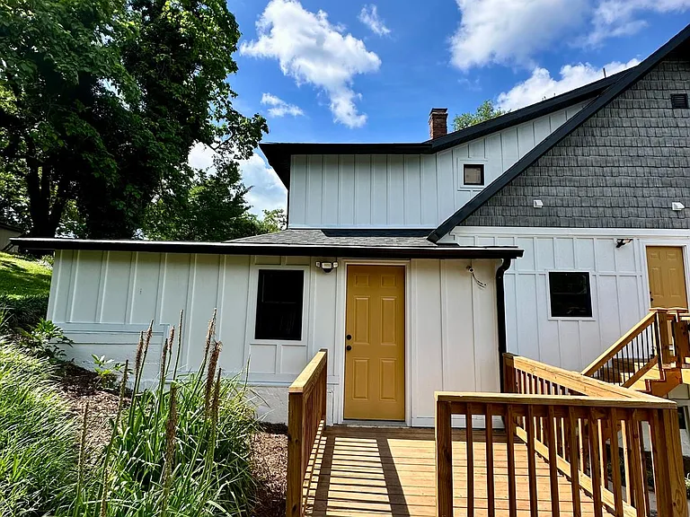 1368 Buena Vista Blvd SE #B — Photo 2