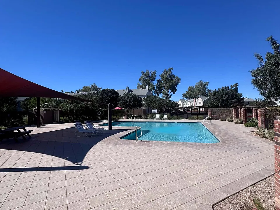 1600 N Saba St #230