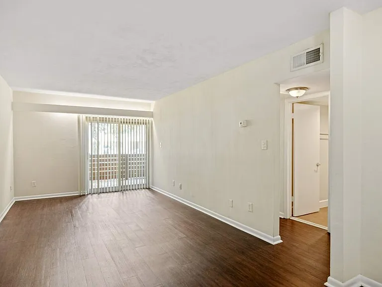 302 E Georgia St — Photo 8