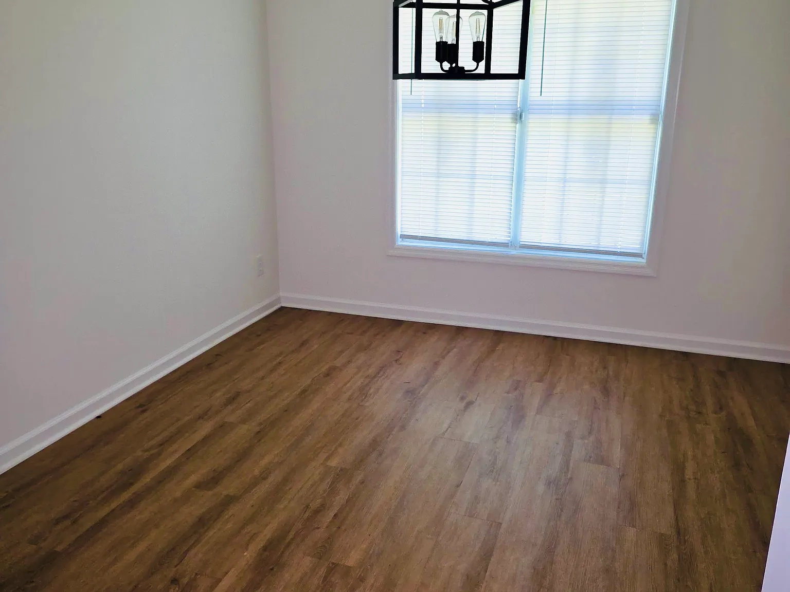 3 bed, 2.5 bath, 1274 sqft, $2,100 — Photo 3
