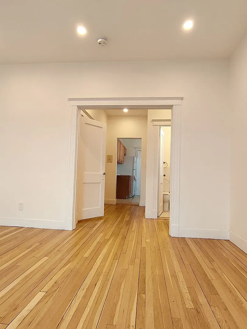 No Brokers Fee, Heat, Hot Water Included, Eat-in Kitchen, Laundry on a Site, Balcony, Parking for... — Photo 4