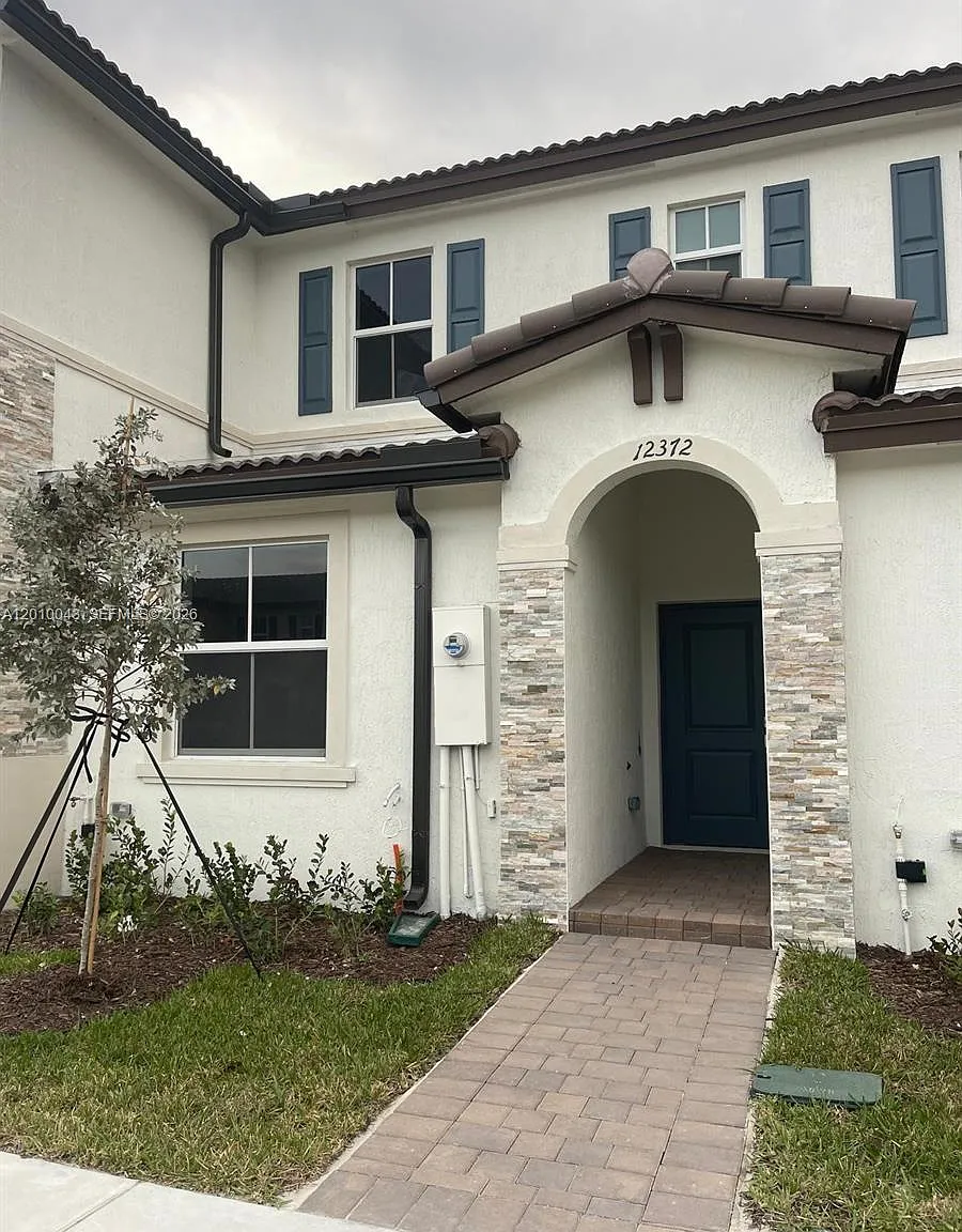3 bed, 1328 sqft, $3,200 — Photo 1